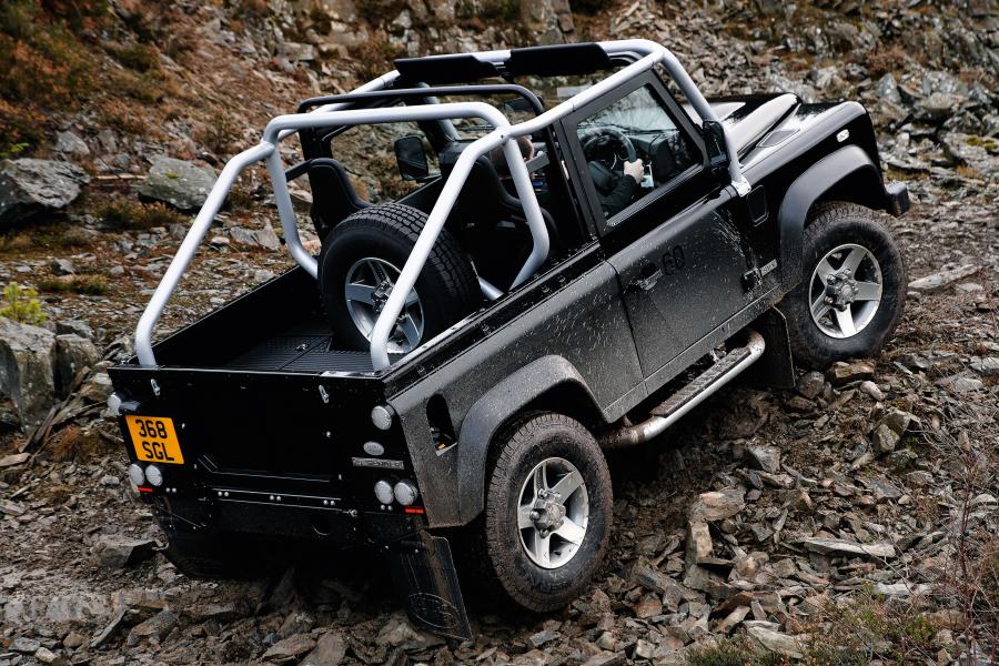  Land Rover Defender SVX 60th Anniversary Edition 2008 года  (фото 22 из 35)